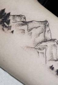 Braccio della scolara sul punto nero della spina della linea semplice pianta il grande albero e l'immagine del tatuaggio della montagna