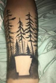 Ingalo yomfana we-Tree tattoo engalweni emnyama ye-tattoo yesithombe se-grey