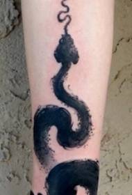 蛇紋身女孩手臂上的蛇紋身