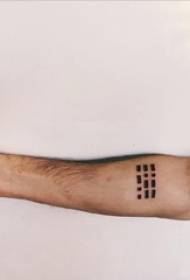 Рука школарца на црној линији креативне класичне симболе тетоважа слике
