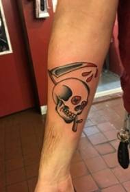 Braccia dei ragazzi su Black Grey Sketch Sting Tips Immagine divertente del tatuaggio del cranio