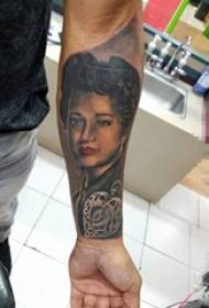 Braccio del ragazzo su tecnica di schizzo dipinta ritratto elegante del tatuaggio del ritratto del personaggio