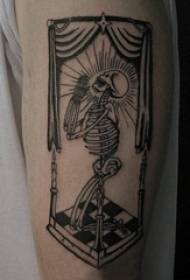 Jongens arm op zwarte lijn horror tattoo foto