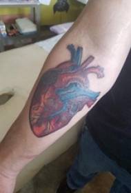 Хлопчики рука намальовані на градієнт абстрактних ліній творчих серце татуювання серце