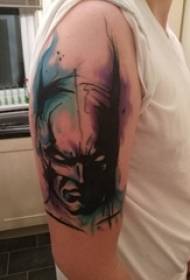 Anak tato Batman berwarna lengan pada gambar tato batman