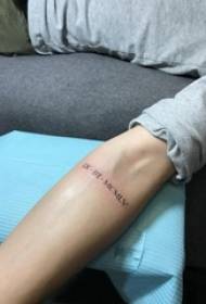 Ragazzi Arms Nero semplice personalità linea romana numeri tatuaggio immagine