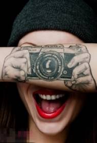 Lány karja a fekete vázlatpont tüske trükk kreatív kamera tetoválás kép