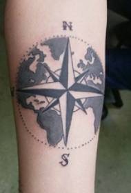 Moksleivio rankos ant juodos linijos klasikinio tatuiruotės su retro kompasu nuotrauka