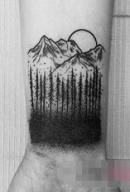 Braccia dei ragazzi sulle punte nere della puntura di Forest Landscape Tattoo Picture di schizzo