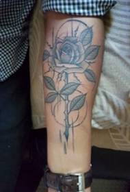 Dječaci ruku na crno sivoj skici Savjeti za geometrijske crte biljka ruža tetovaža slika