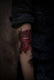 Rankos tamsiai raudonos rožės tatuiruotės modelis