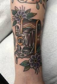 Υλικό τατουάζ βραχίονα, αρσενικό βραχίονα, λουλούδι και εικόνα τατουάζ κάμερας