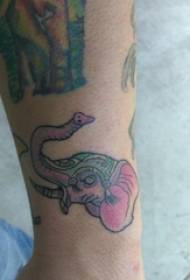 Braç del noi del tatuatge de l'elefant en la imatge de tatuatge de l'elefant de colors