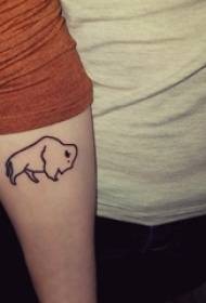 Schooljongen arm op zwarte lijn creatieve dieren tattoo foto
