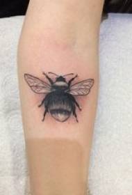 Der Arm des kleinen Bienentätowierungsmädchens auf einem kleinen Bienentätowierungsbild
