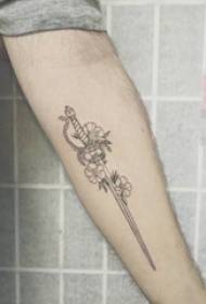 Meisie se arm op swart lyn literêre klein foelie tatoeëer prentjie