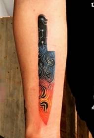 Gambar lengan anak laki-laki yang dicat tato belati