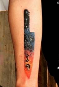 Lámh an bhuachaill péinteáilte pictiúr tattoo dagger