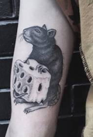 Μπράτσο αγόρι απεικόνιση του τατουάζ του ποντικιού σε μαύρο εικόνα τατουάζ του ποντικιού