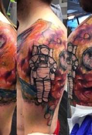 Ang mga bukton sa lalaki gipintalan ang watercolor sketch nga makalingaw nga litrato sa tattoo sa astronaut