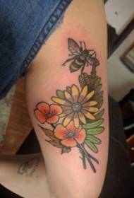Kwiatowy tatuaż na ramieniu dziewczyny nad obrazem kwiatowym tatuażem obraz malarski