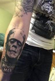 Tetoválás karakter férfi hallgató karját a fekete tetoválás karakter kép