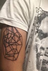 Elemen geometris tato lengan siswa pria pada gambar tato geometris hitam