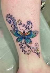 O brazo da rapaza pintou a acuarela patrón creativo pequeno cadro fresco tatuaxe de mariposa