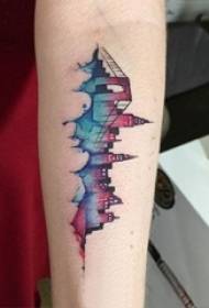 Bauen Tattoo Meedche faarweg Arm Tattoo op dem Gebai Bild