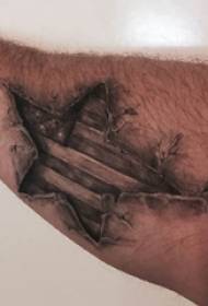 Iso viiden teräksen tähden tatuointi miesopiskelijan käsivarsilla mustalla viiden teräksen tähden tatuoinnilla