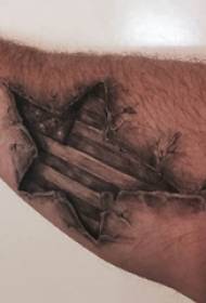 Braccio da studente maschio grande tatuaggio a stella a cinque punte su immagine di tatuaggio a stella a cinque punte nera