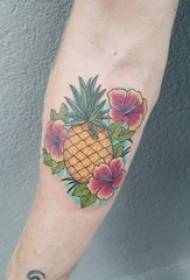 Jongens arm geschilderd op gradiënt eenvoudige lijnen bloemen en ananas tattoo foto's