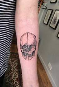 татуировка черепа, рука мальчика, черно-серый рисунок татуировки черепа