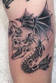 O braço do menino no esboço de cinza preto espinho habilidade crânio criativo voando dragão tatuagem imagem