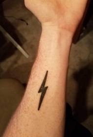 Рука школяра на малюнок татуювання татуювання блискавки чорний геометричні простий лінії блискавки