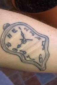 Дјечакова рука тетоваже на слици тетоваже сата црне сиве тетоваже