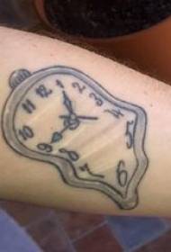 Reloj tatuaje brazo del niño en negro gris tatuaje reloj tatuaje foto