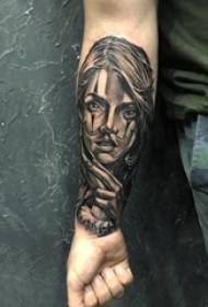 Retrato de personaje tatuaje masculino estudiante brazo clásico personaje retrato tatuaje foto