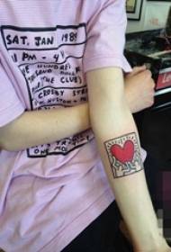 काली रेखा पर लड़की हाथ रचनात्मक प्रेम टैटू चित्र