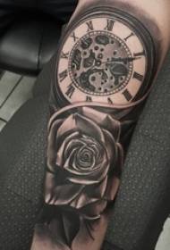 Tatuaggio orologio braccio del ragazzo su rosa nera tatuaggio immagine tatuaggio orologio