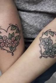 Coppia braccia dipinte a forma di cuore di forma di cuore di acquarellu stampa di tatuaggi di fiori