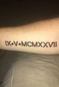 Braccio da ragazzo su linea nera creativo letterario bellissimo fiore corpo foto tatuaggio inglese