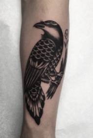 Lengan tato anak binatang pada gambar tato burung hitam