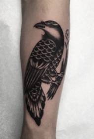 Tatuaggio braccio del ragazzo animale sulla foto tatuaggio uccello nero