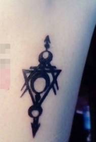 Braccio di ragazza su immagine di tatuaggio linea personalità geometrica nera