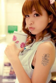 Razigrana djevojka kreativna ruka na engleskom abeceda tetovaža uzorak