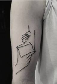 Braços de meninos em linhas simples pretas casal mão fotos de tatuagem