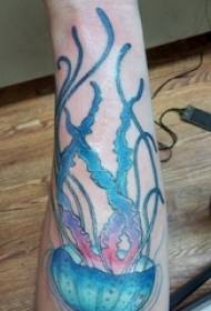 Materiál na tetovanie rúk, farebný obrázok tetovania medúzy na chlapcovom ramene