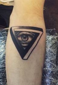 男孩的手臂上黑灰色素描刺提示幾何元素上帝的眼睛紋身圖片