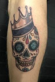 Šantou tatuiruotės berniuko ranka ant kaukolės tatuiruotės dominuojančių paveikslėlių